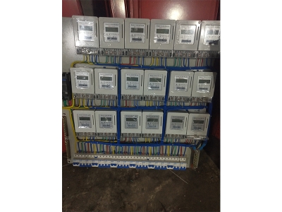 安裝配電箱時，如何確保電氣連接的可靠性和安全性？